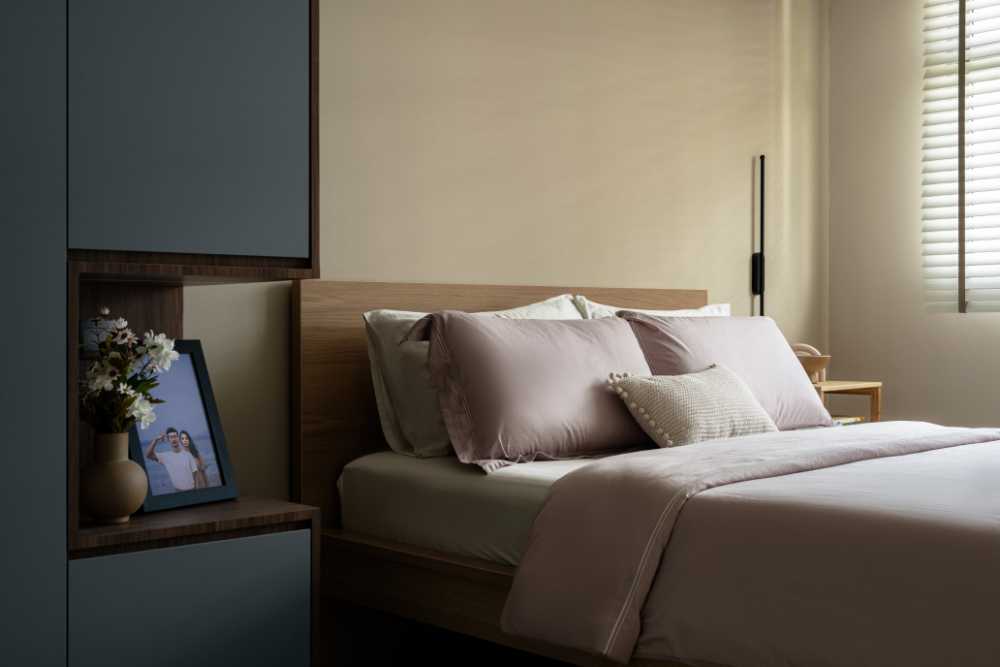 Modern Bedroom with Bookshelf and Wood Flooring