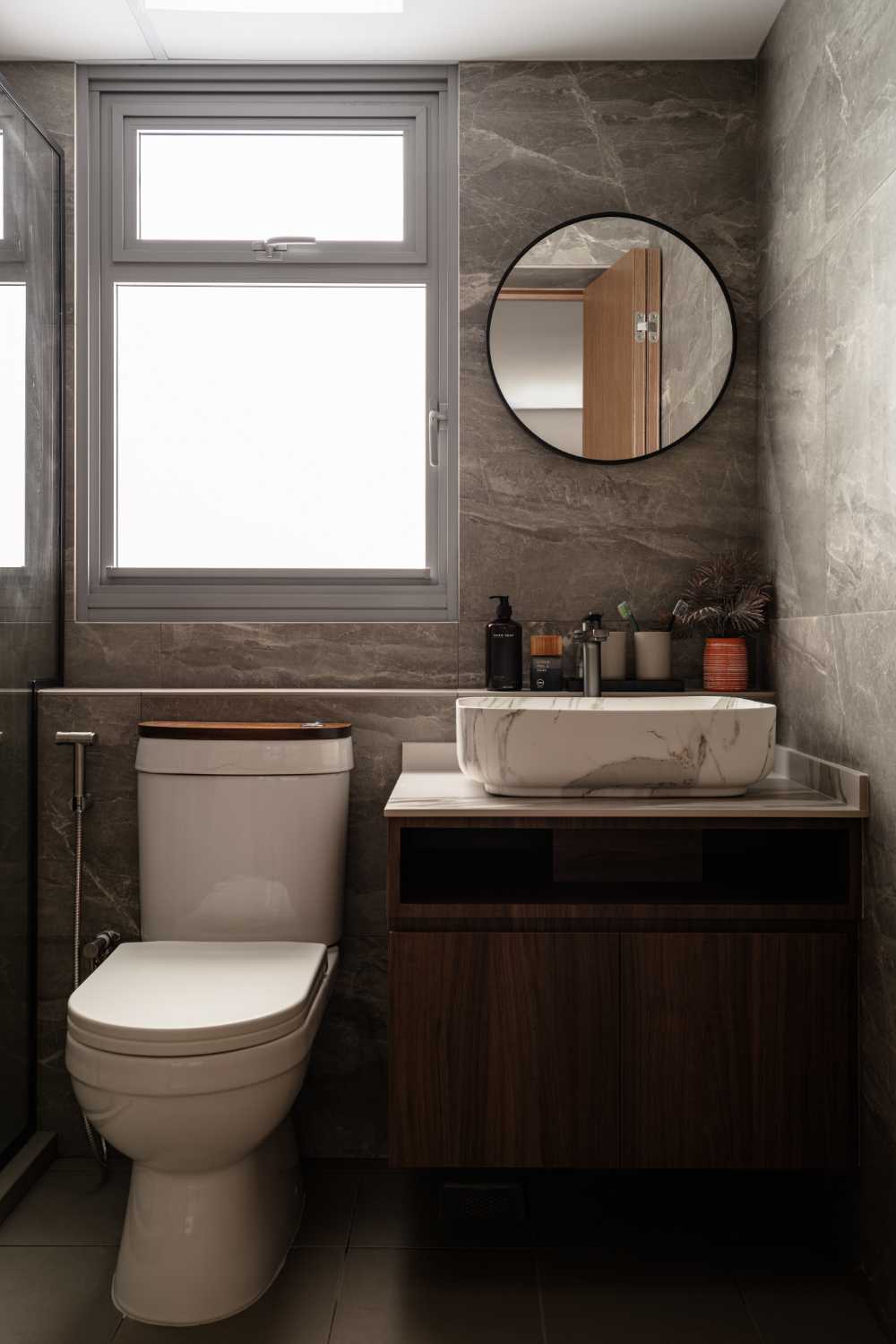 Modern Bathroom with Countertop and Homogeneous Tiles