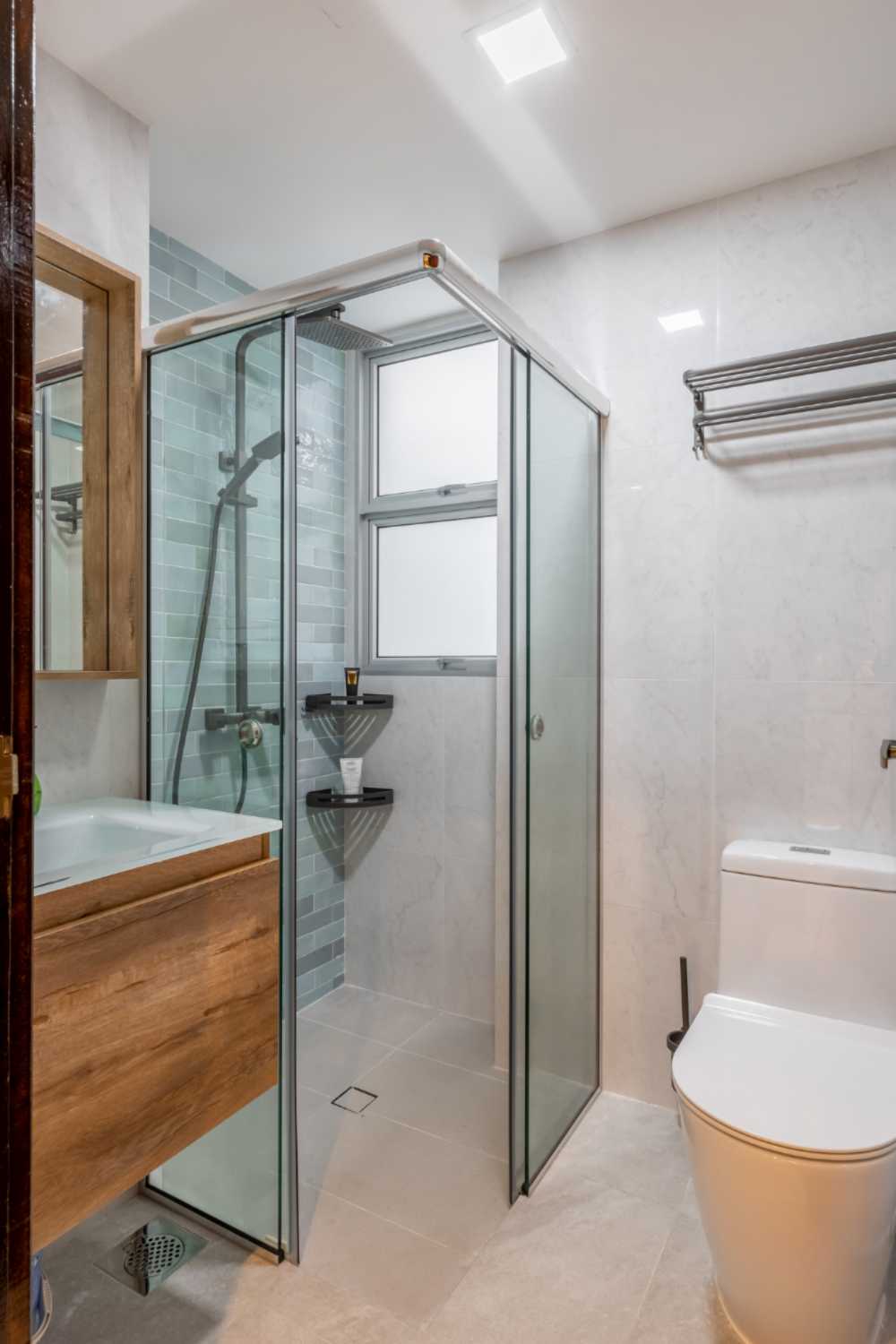 Minimalist Bathroom with Mirror and Bathroom Storage