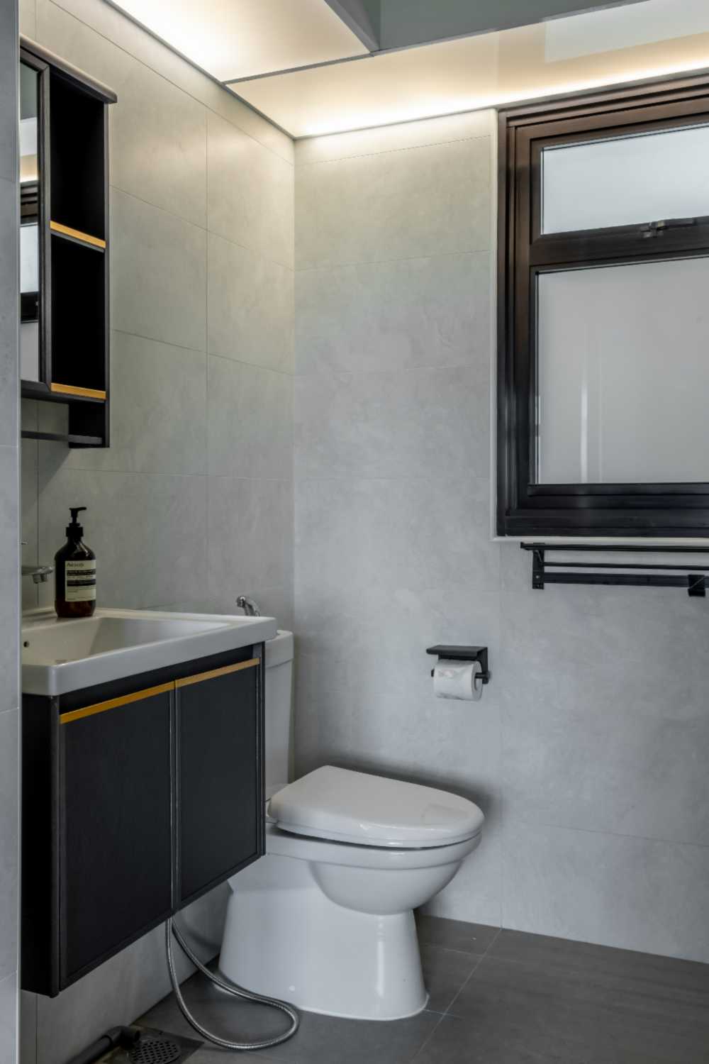 Modern Bathroom with Mirror and Bathroom Storage