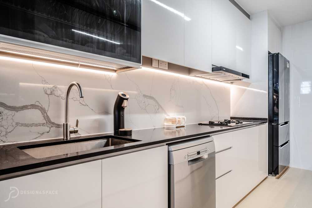 Contemporary Kitchen with Vinyl Flooring and Homogeneous Tiles