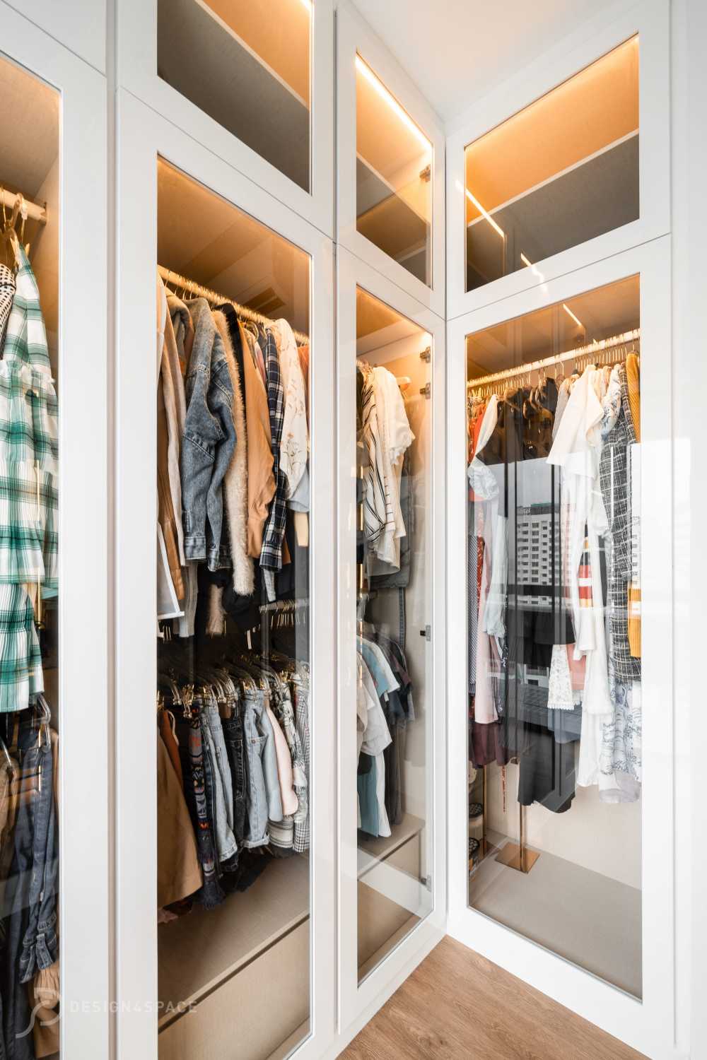 Contemporary Walk-in Wardrobe with Mirror and Wardrobe