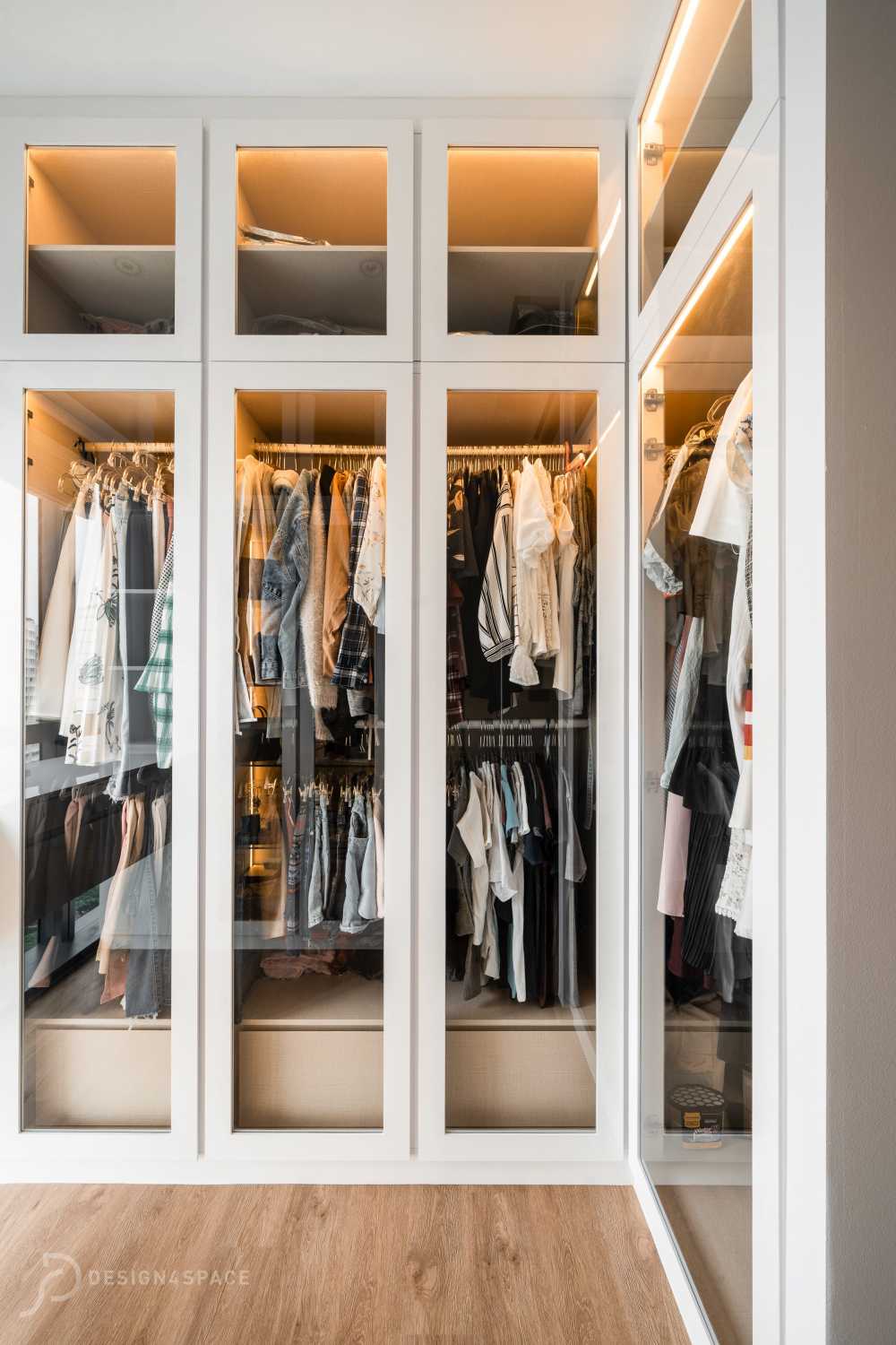 Contemporary Walk-in Wardrobe with Mirror and Wardrobe
