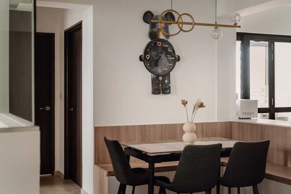 Scandinavian Dining Room with Dining Table and Dining Chairs