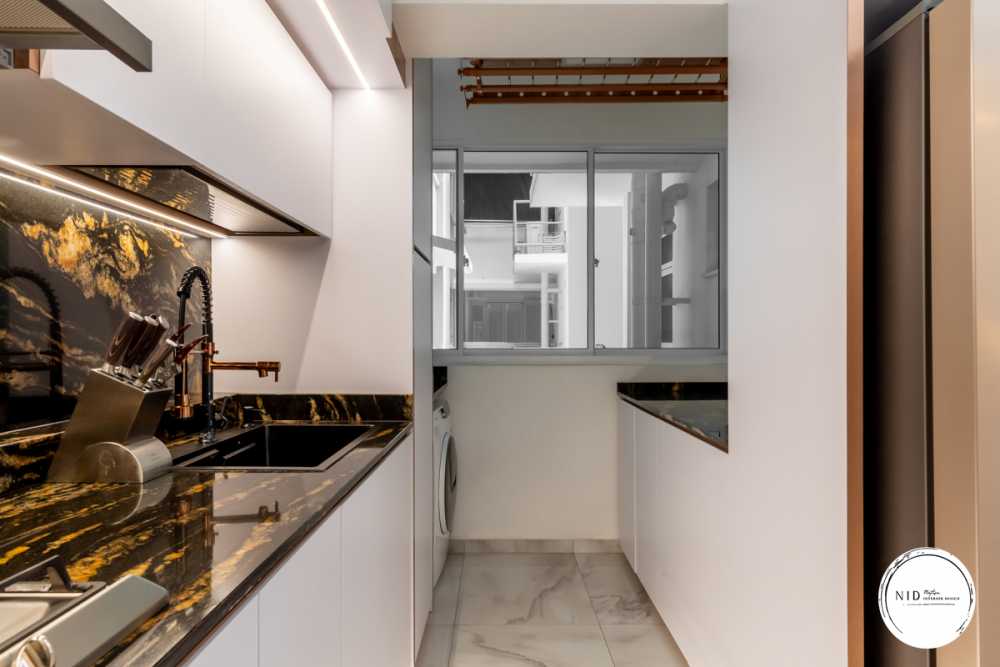 Modern Courtyard with Homogeneous Tiles and Tiles