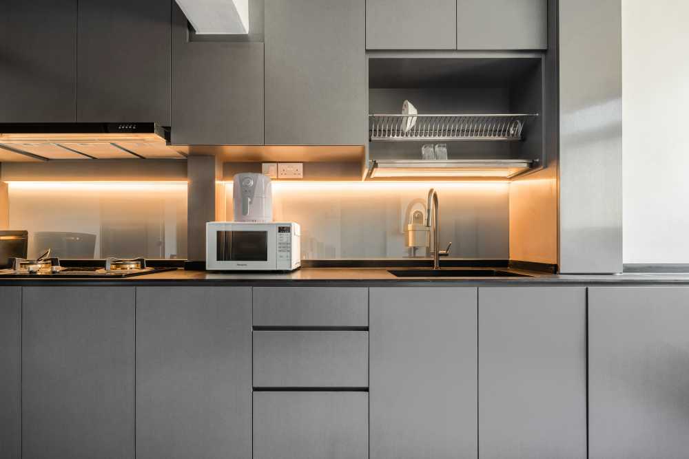 Contemporary Kitchen with Homogeneous Tiles and Kitchen Window