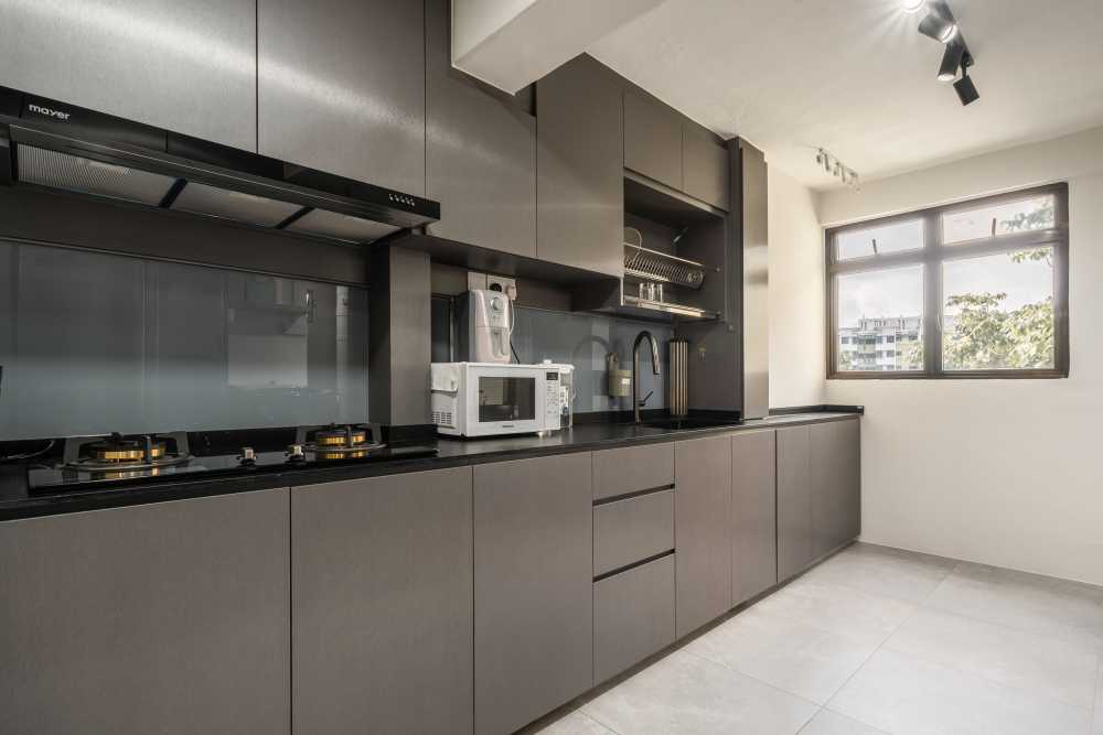 Contemporary Kitchen with Homogeneous Tiles and Open Kitchen