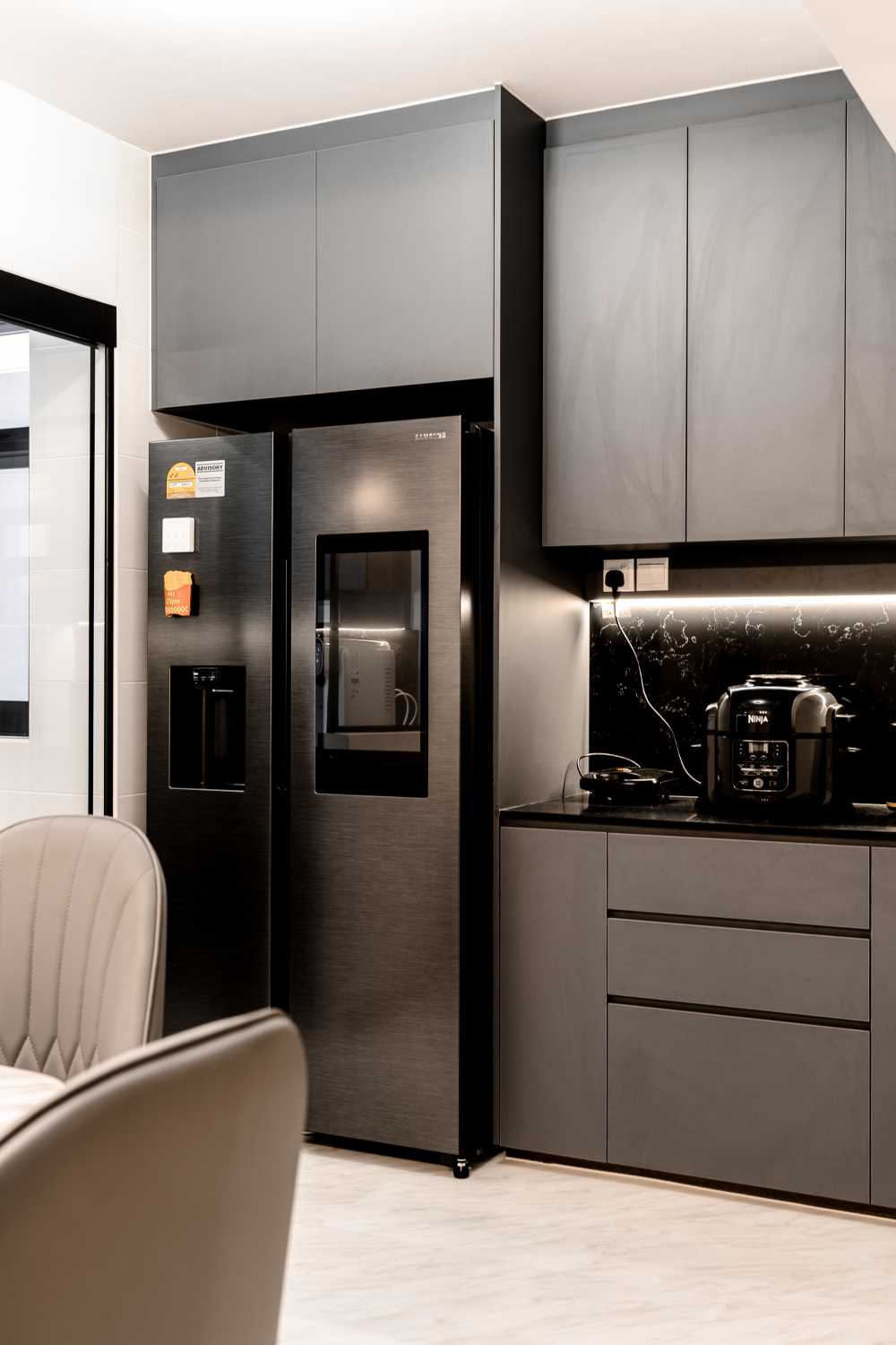 Modern Kitchen with Kitchen Window and Open Kitchen