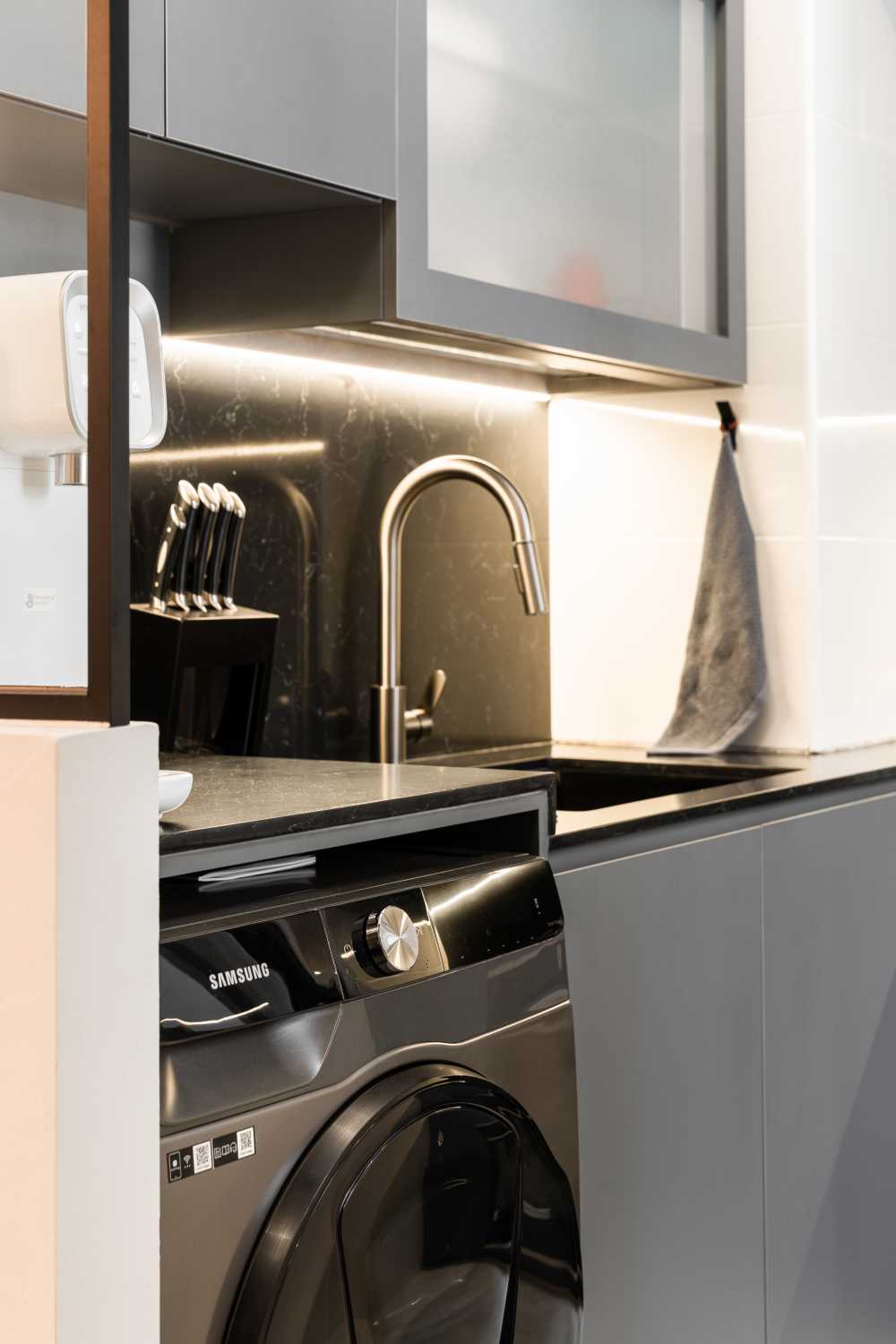 Modern Kitchen with Homogeneous Tiles and Herringbone Tiling