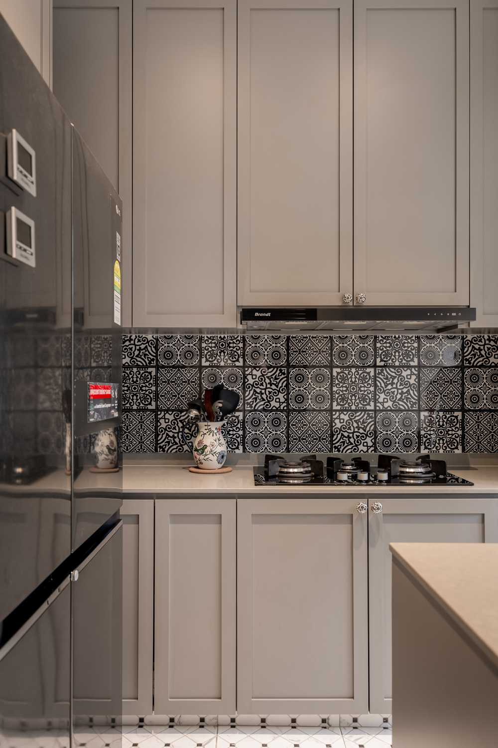Modern Kitchen with Kitchen Window and Kitchen Island