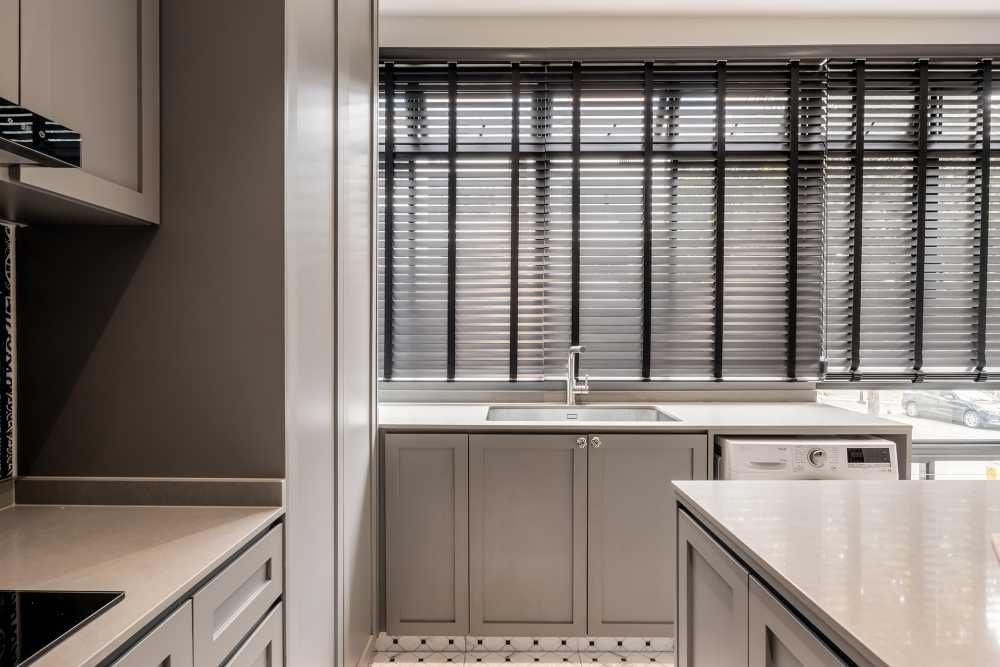 Modern Kitchen with Kitchen Window and Open Kitchen