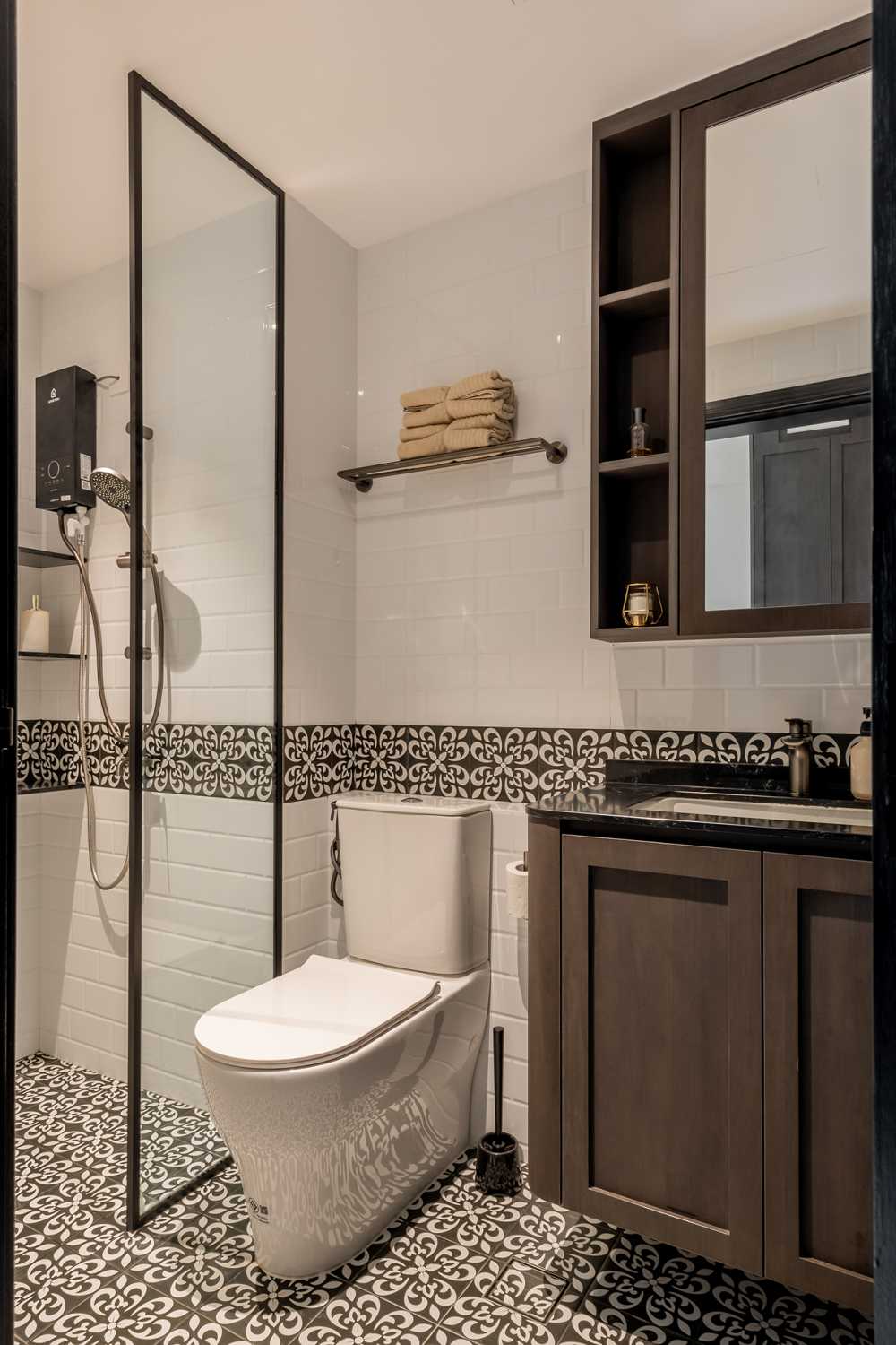 Modern Bathroom with Mirror and Bathroom Storage