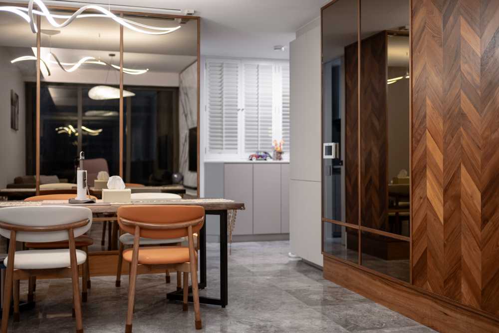 Modern Dining Room with Mirror and Dining Table