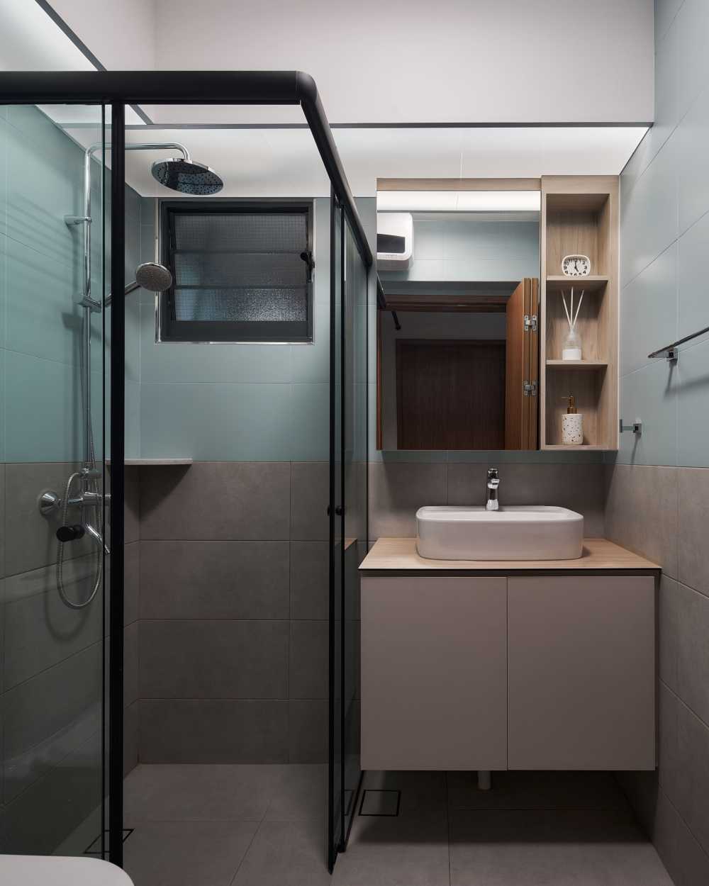 Scandinavian Bathroom with Homogeneous Tiles and Mirror