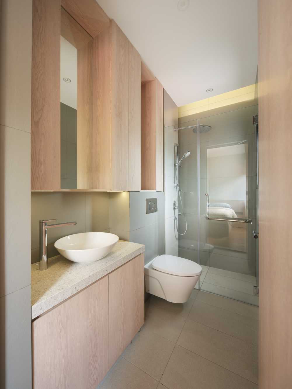 Minimalist Bathroom with Countertop and Homogeneous Tiles