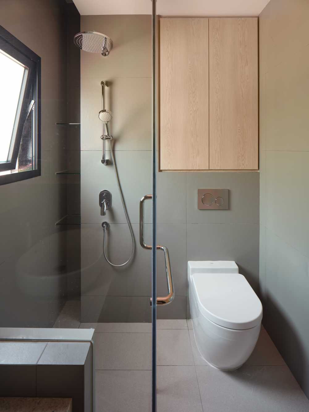 Minimalist Bathroom with Homogeneous Tiles and Mirror