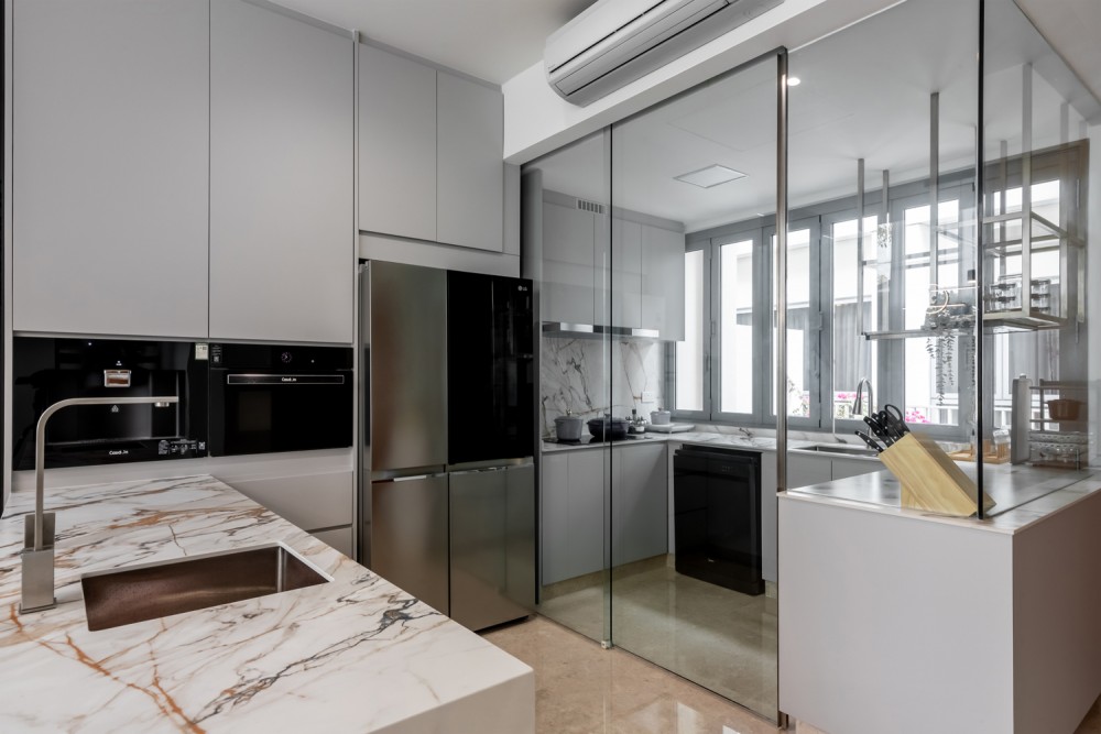 Modern Kitchen with Kitchen Island and Kitchen Accessories