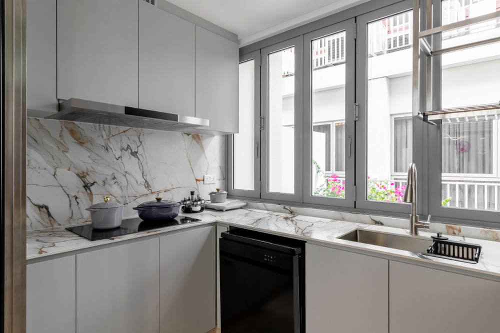 Modern Kitchen with Kitchen Window and Kitchen Backsplash
