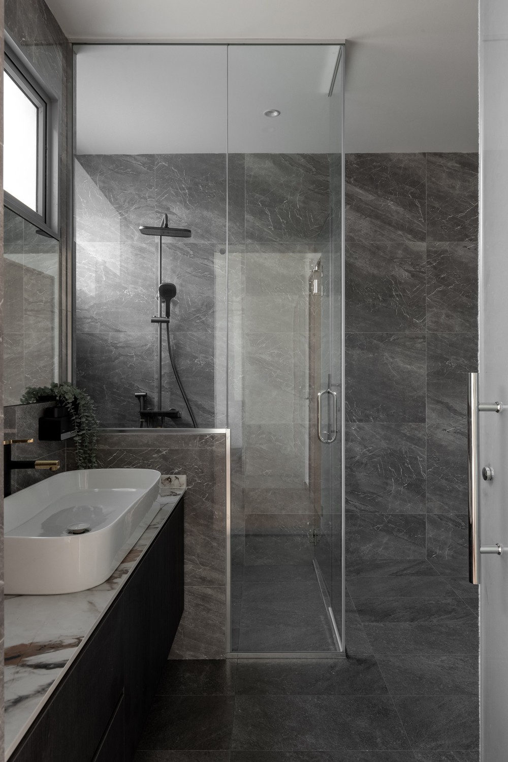 Modern Bathroom with Homogeneous Tiles and Mirror