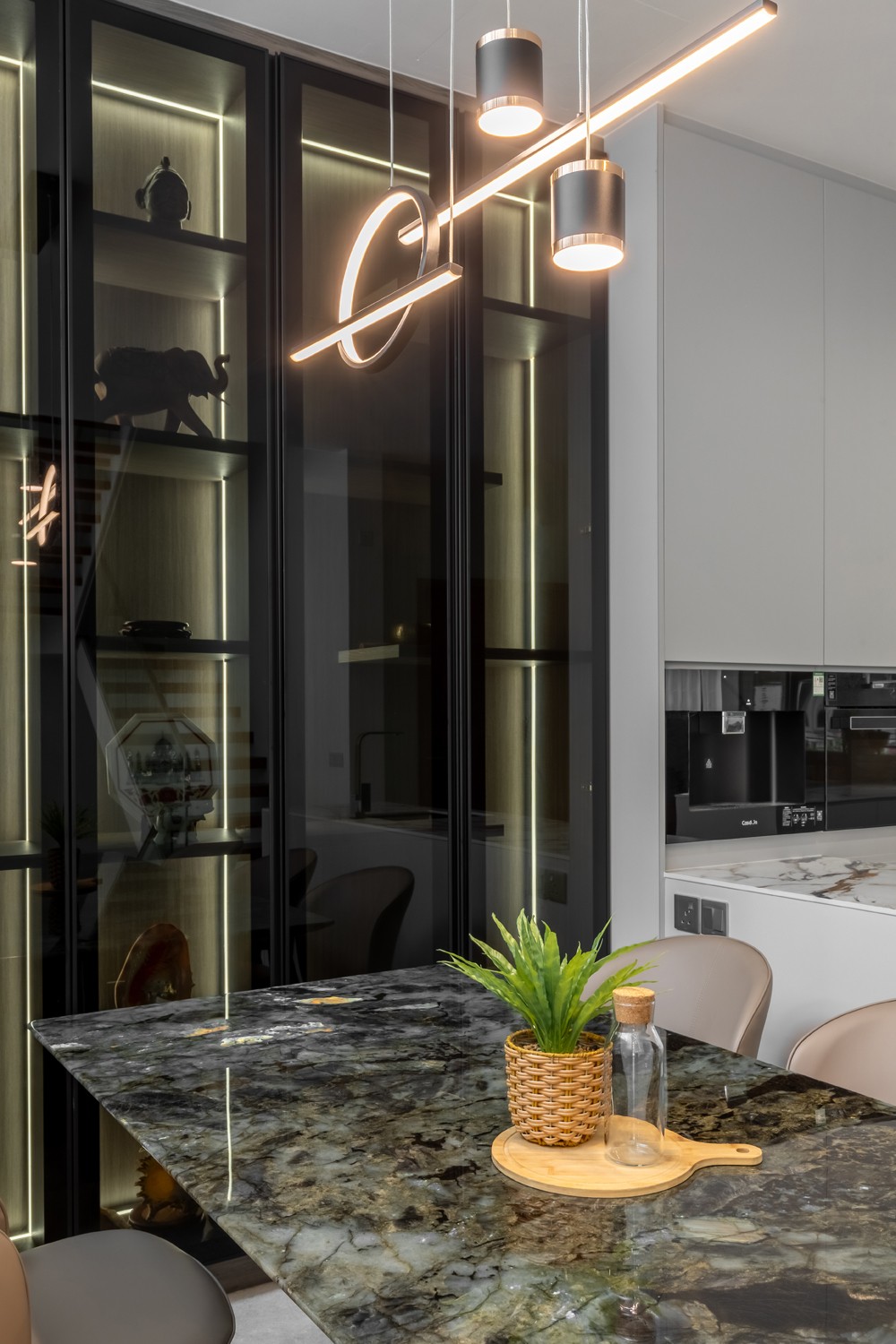 Modern Dining Room with Dining Table and Dining Chairs