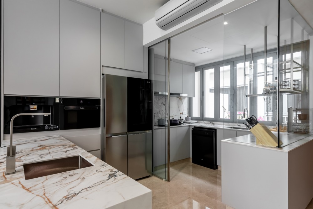 Modern Kitchen with Countertop and Homogeneous Tiles