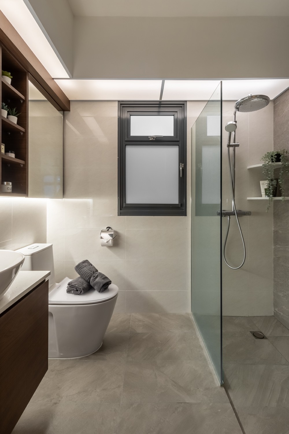 Contemporary Bathroom with Homogeneous Tiles and Mirror