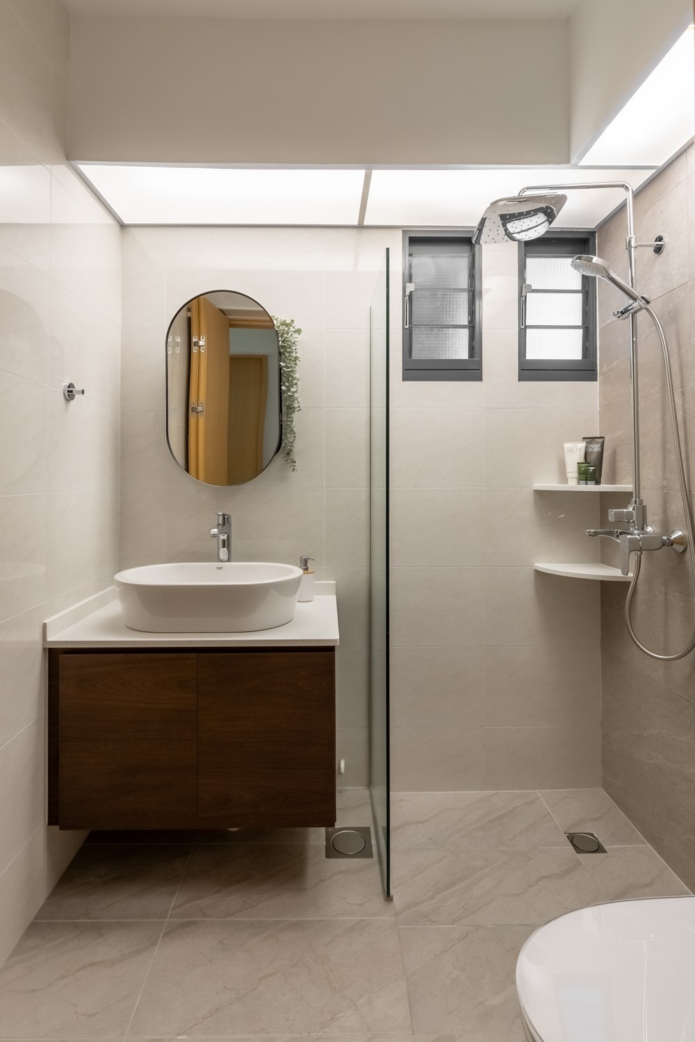 Contemporary Bathroom with Homogeneous Tiles and Mirror