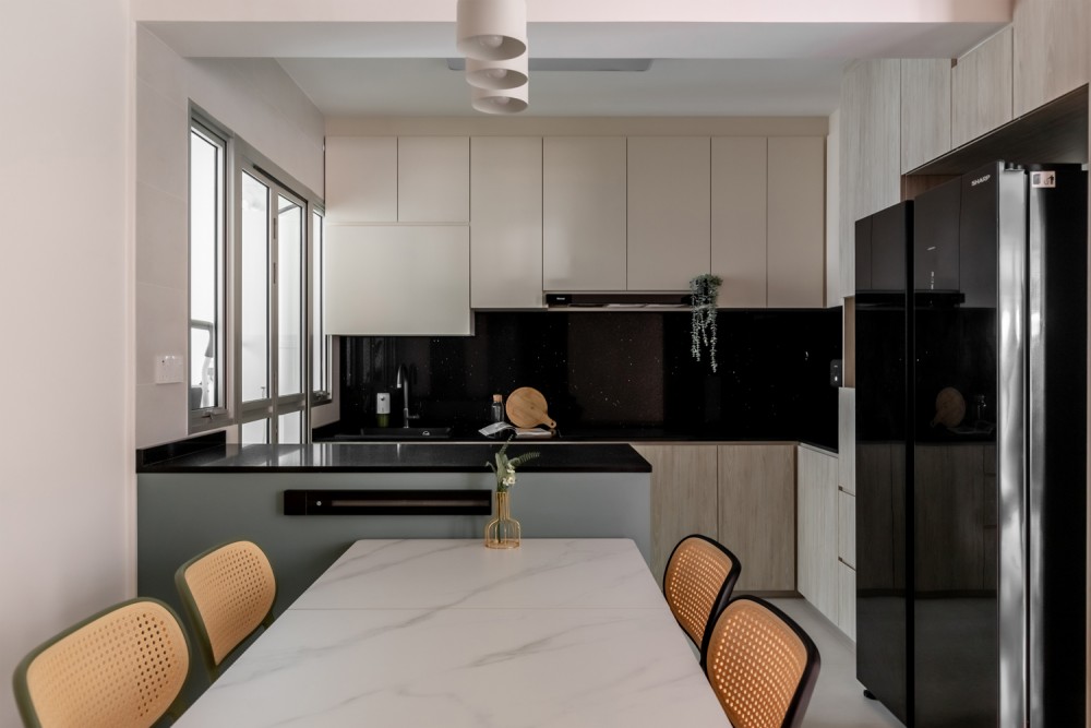Modern Dining Room with Dining Table and Dining Chairs