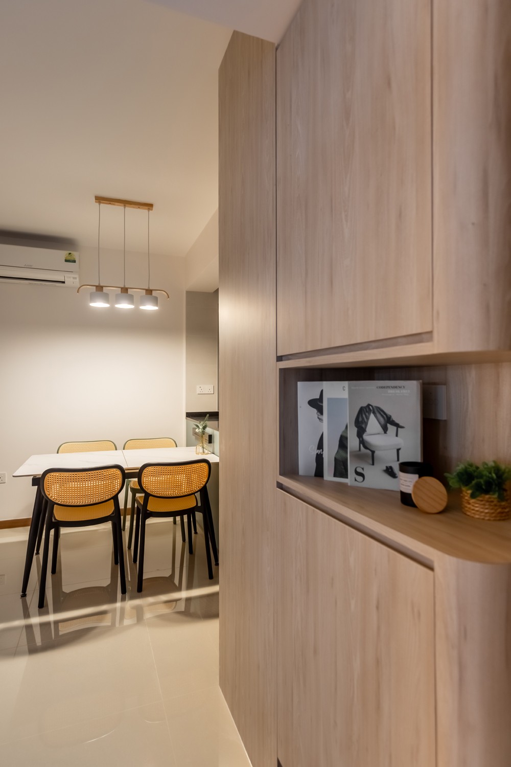 Modern Dining Room with Dining Table and Dining Chairs
