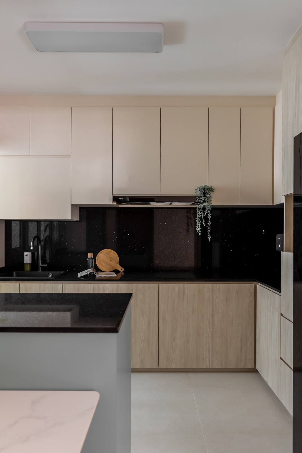 Modern Kitchen with Homogeneous Tiles and Open Kitchen