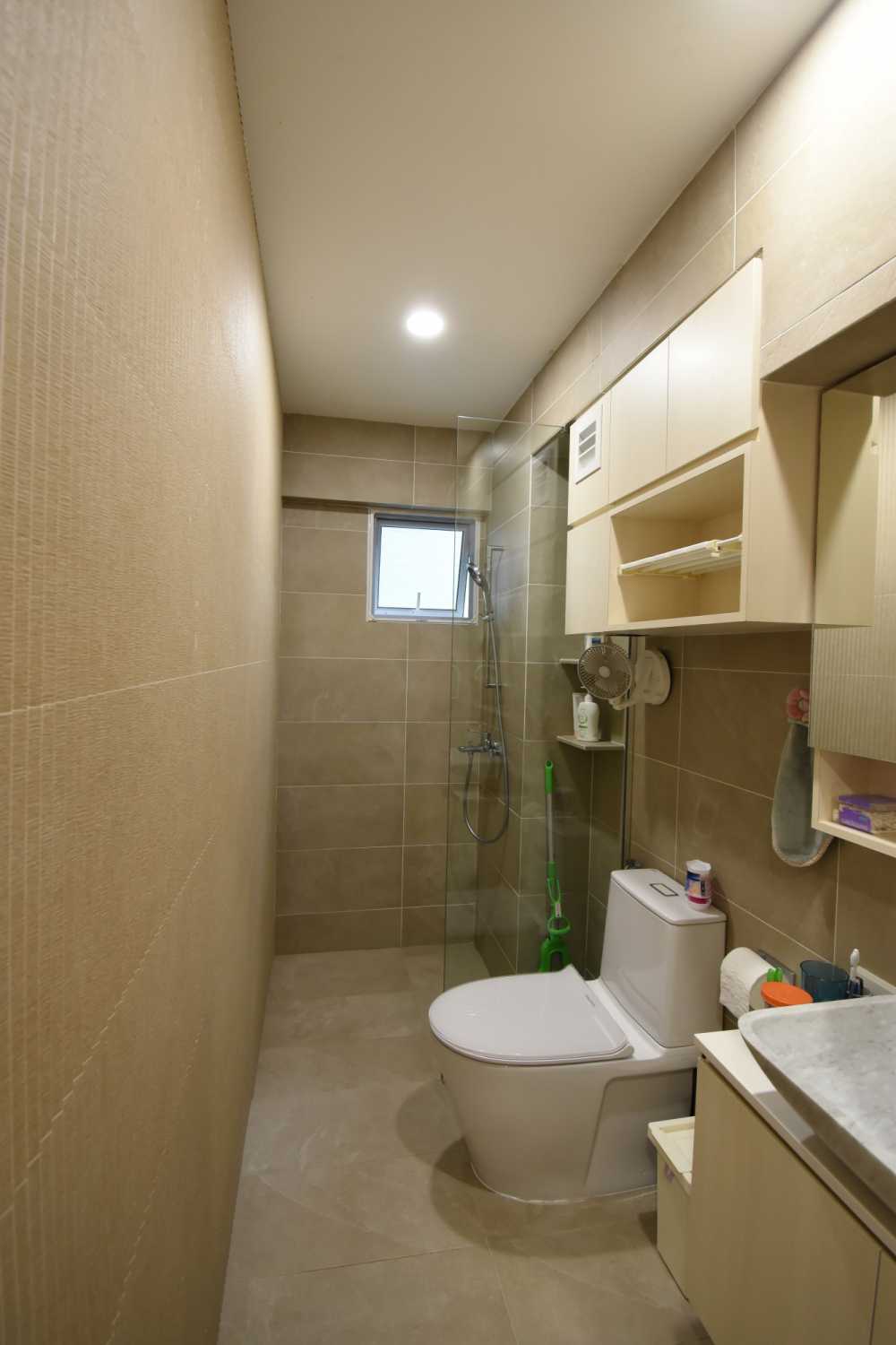 Scandinavian Bathroom with Countertop and Homogeneous Tiles
