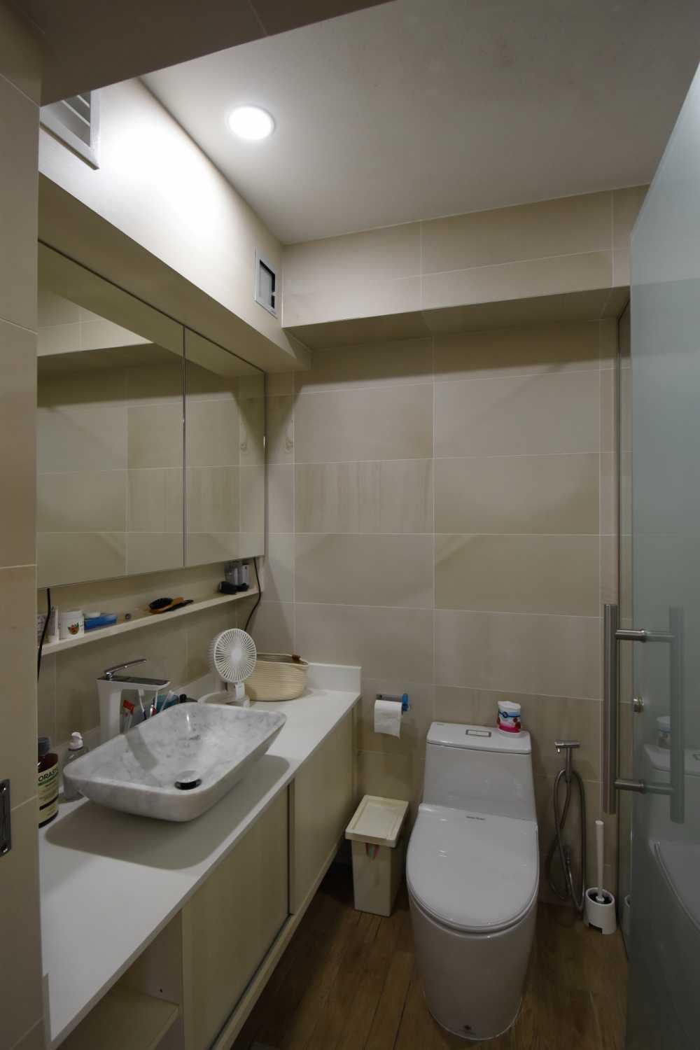 Scandinavian Bathroom with Countertop and Homogeneous Tiles