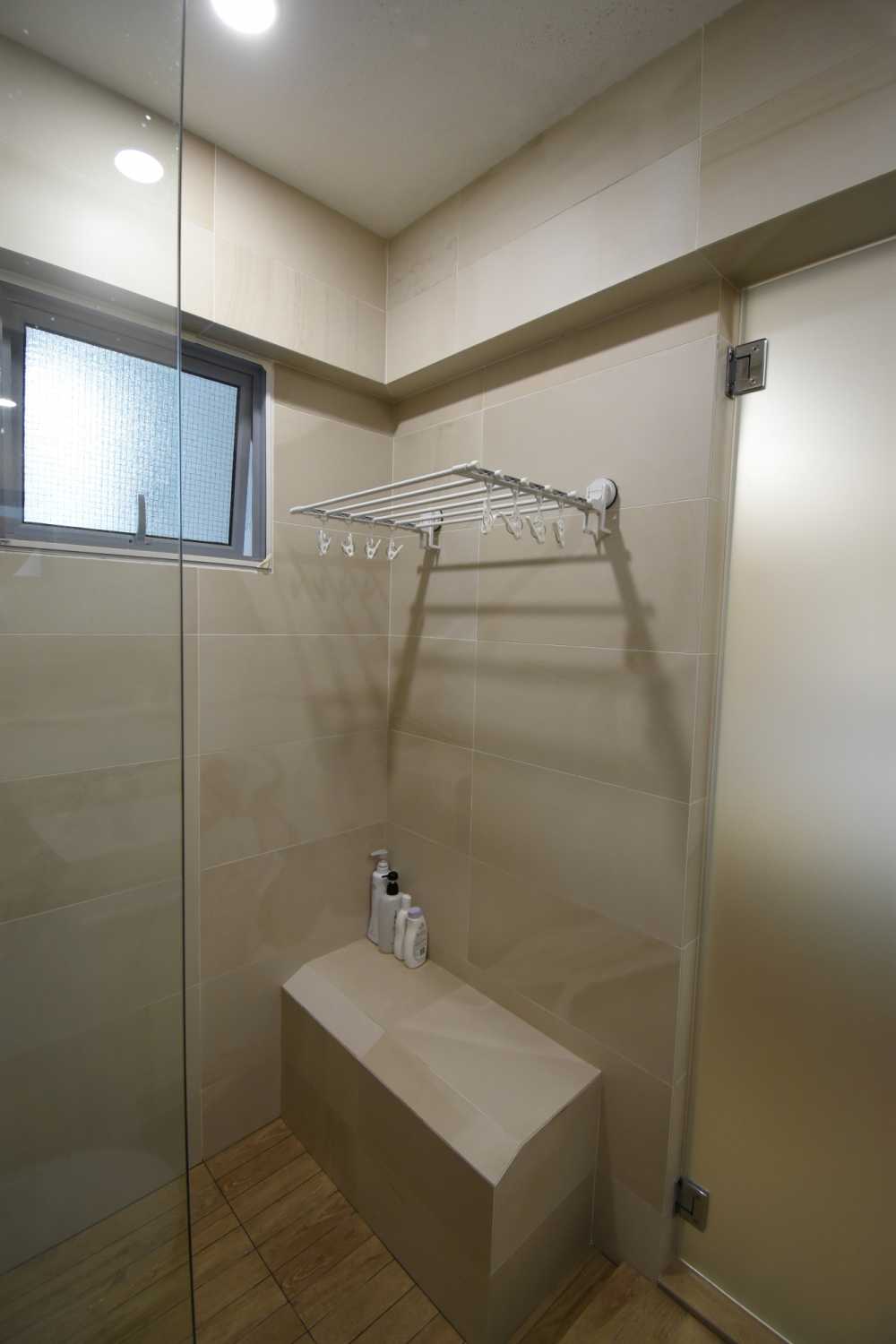Scandinavian Bathroom with Homogeneous Tiles and Shower Screen