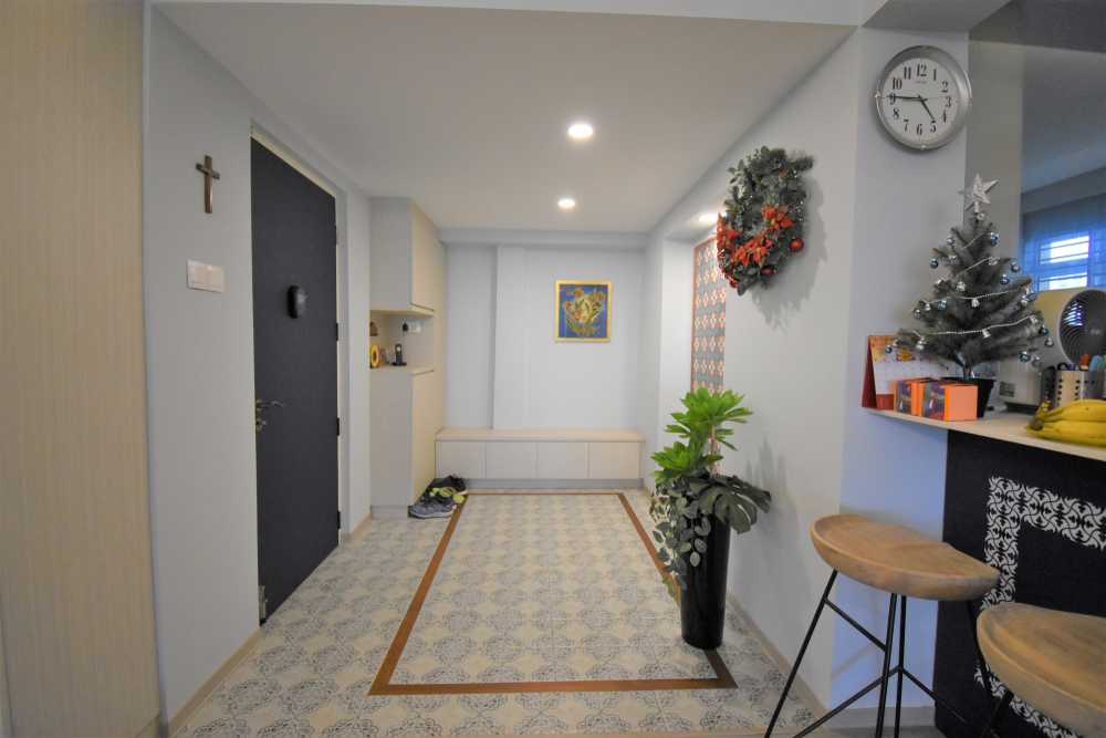 Vintage Entryway with Settee and Homogeneous Tiles