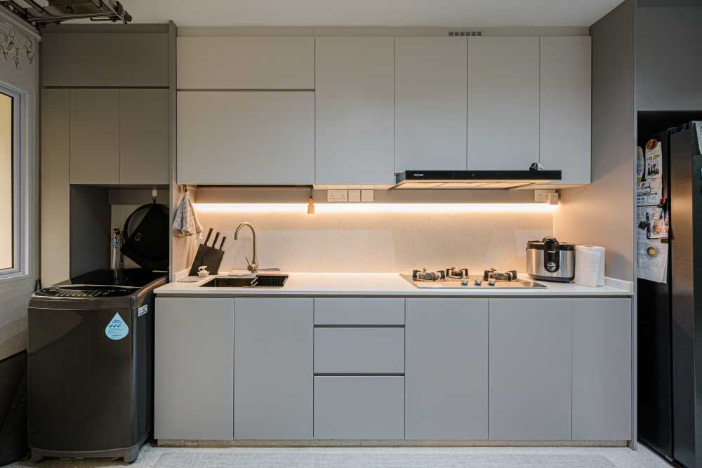 Modern Kitchen with Countertop and Homogeneous Tiles