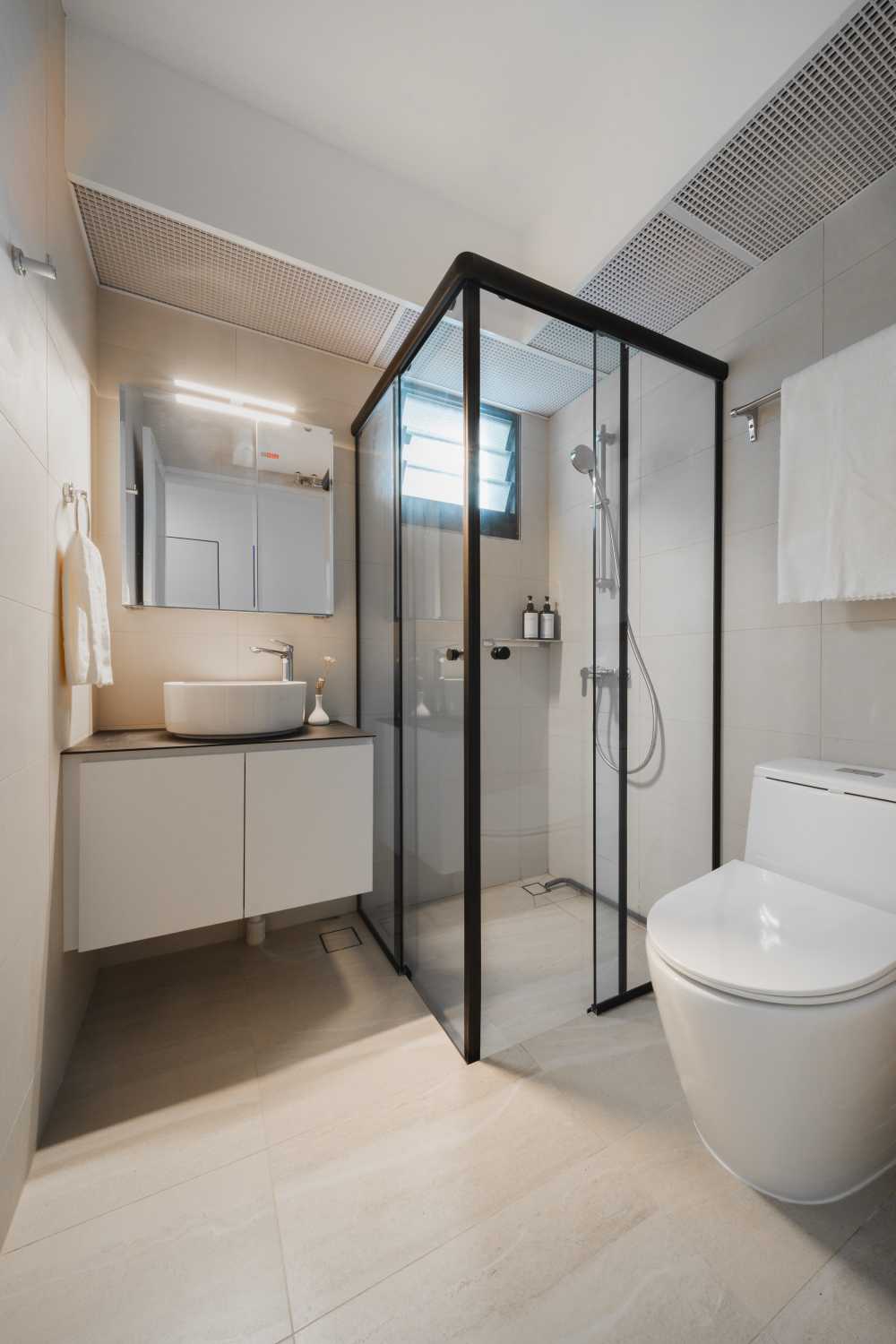 Contemporary Bathroom with Countertop and Homogeneous Tiles