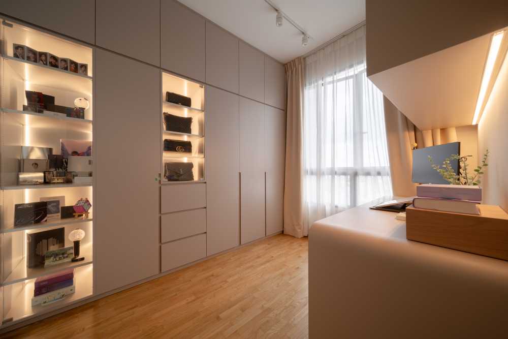 Scandinavian Walk-in Wardrobe with Wardrobe and Small Storage