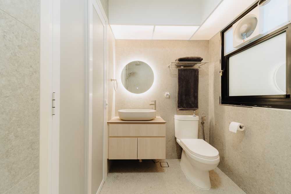 Modern Bathroom with Countertop and Homogeneous Tiles