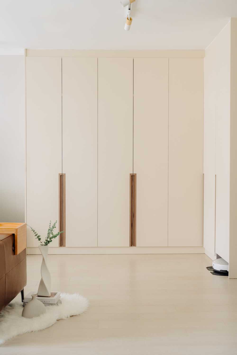 Modern Living Room with Bookshelf and Homogeneous Tiles