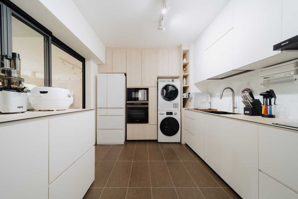 Modern Kitchen with Countertop and Homogeneous Tiles