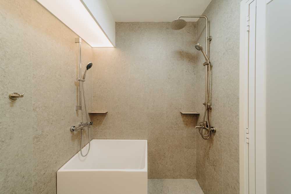 Modern Bathroom with Homogeneous Tiles and Bathtub