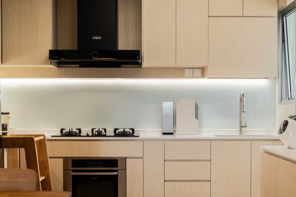 Modern Kitchen with Kitchen Window and Kitchen Backsplash
