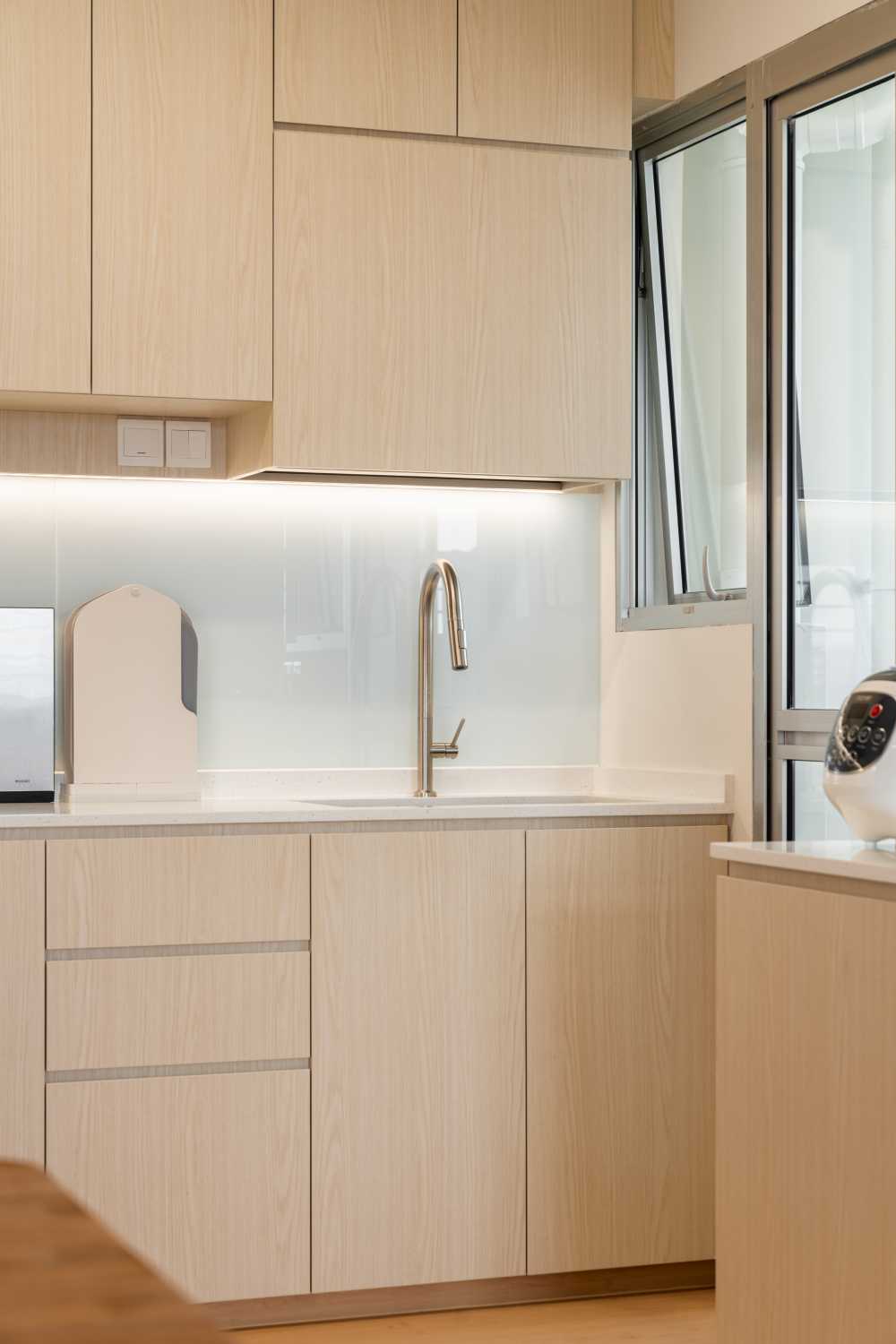 Modern Kitchen with Homogeneous Tiles and Herringbone Tiling
