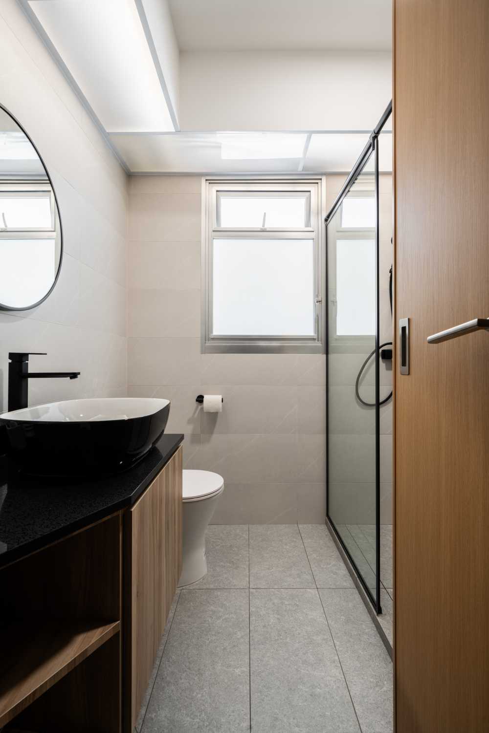 Modern Bathroom with Homogeneous Tiles and Mirror