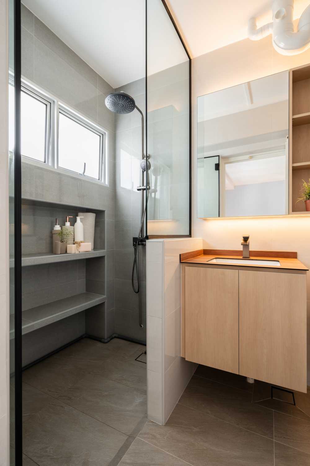Scandinavian Bathroom with Countertop and Homogeneous Tiles
