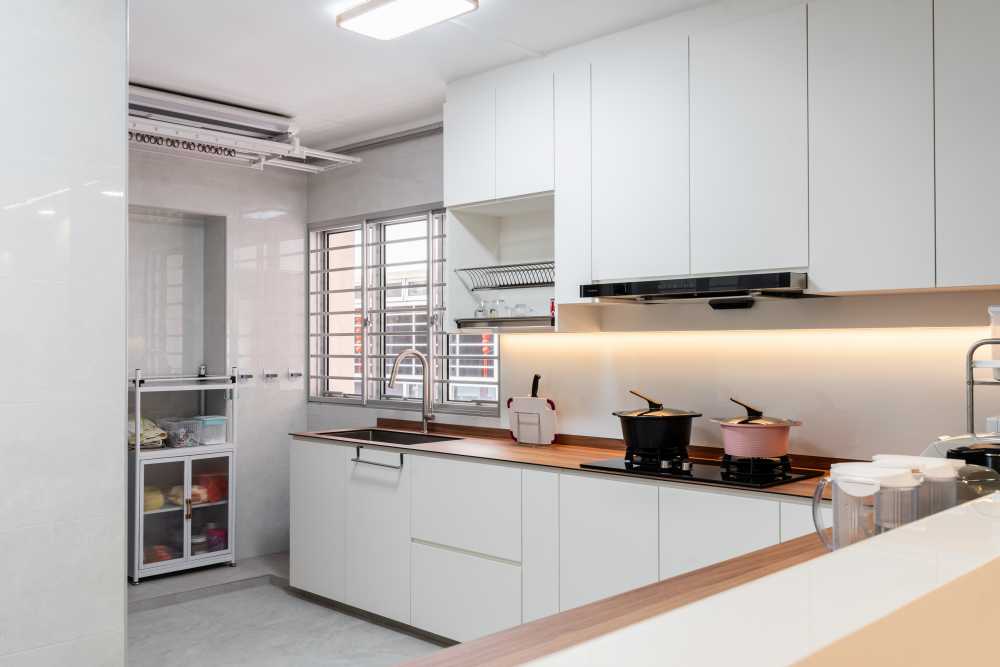 Scandinavian Kitchen with Homogeneous Tiles and Open Kitchen