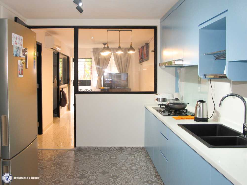 Vintage Kitchen with Homogeneous Tiles and Kitchen Window