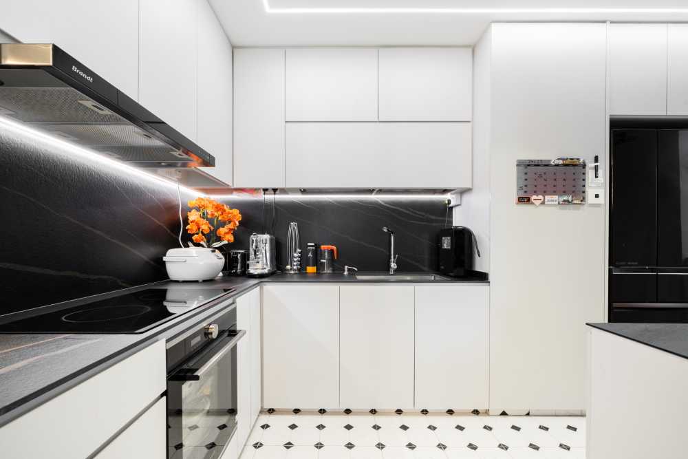 Contemporary Kitchen with Open Kitchen and Kitchen Backsplash