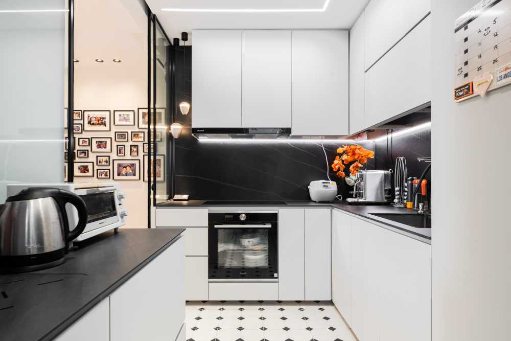 Contemporary Kitchen with Vinyl Flooring and Homogeneous Tiles