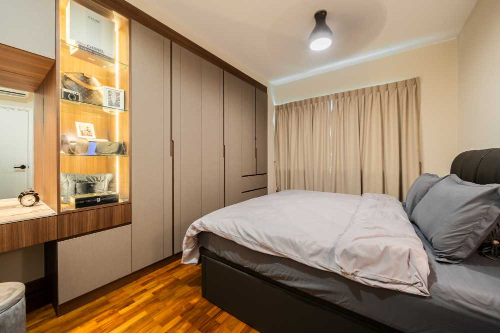 Contemporary Bedroom with Vinyl Flooring and Homogeneous Tiles
